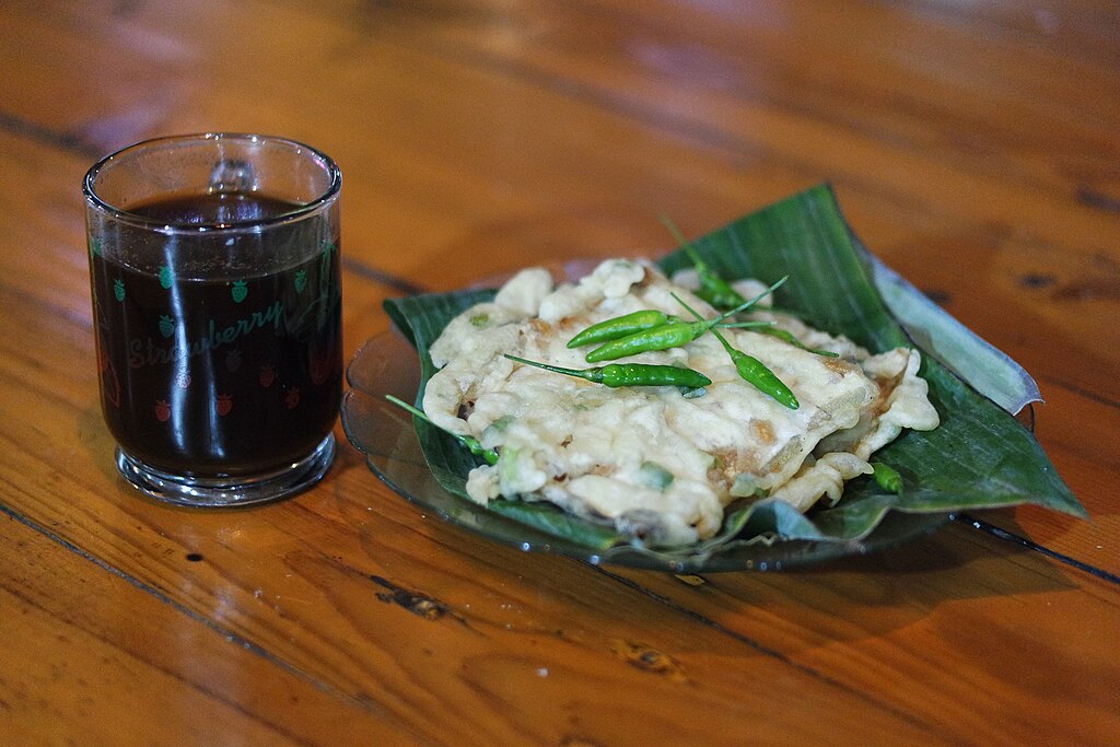 Sepiring mendoan dengan cane rawit, disajikan bersama kopi tubruk.